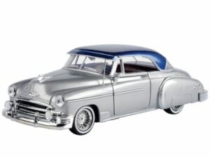 Chevrolet Bel Air 1950 low rider silver/blå - skala 1:24